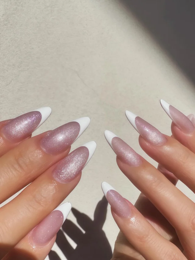 ✨ Signature set – M Premium Nail Bar ✨
Soft pink cat eyes meets the perfect white tip☺️
Our signature set 💅🏻✨
Clean. Soft. Timeless.
The kind of nails you’ll never get tired of 🩷🤍