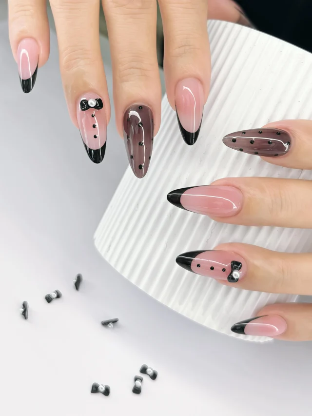 Soft pink nude, glossy black french tips, and delicate bow details made to bring out that classy dark feminine energy 🖤🎀
Every detail was carefully handcrafted to create a look that feels both soft and bold at the same time ✨Perfect for date nights, events, or simply being that girl every day.
DM to book your next luxury nail set 🖤
📞0420 267 607