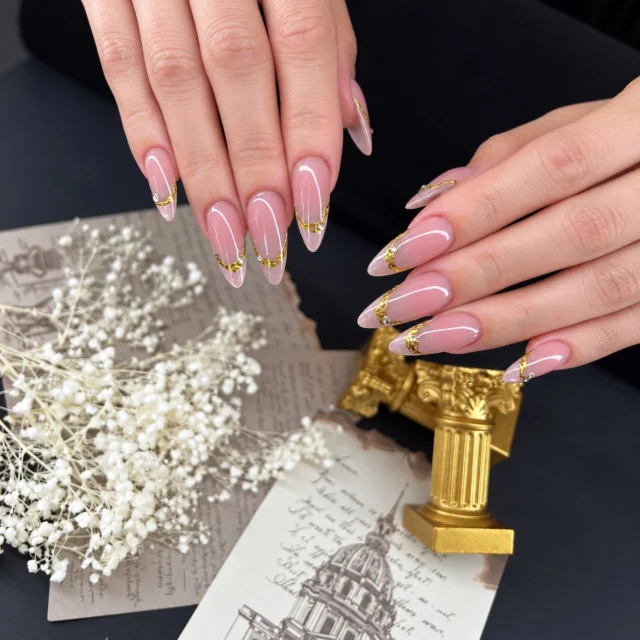Elegance is in the details ✨💗💗💗
#nailsnailsnails #aesthetics #nailinspo #nailart #elegant